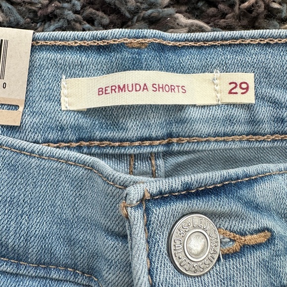 Levi's Mid Rise Light Blue Jean Bermuda Shorts Womens 8/29 - Picture 5 of 6